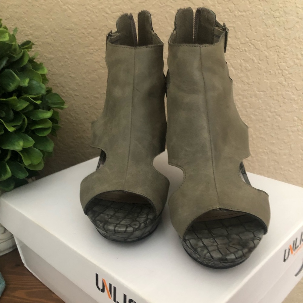 Grey platform sandals, size 7